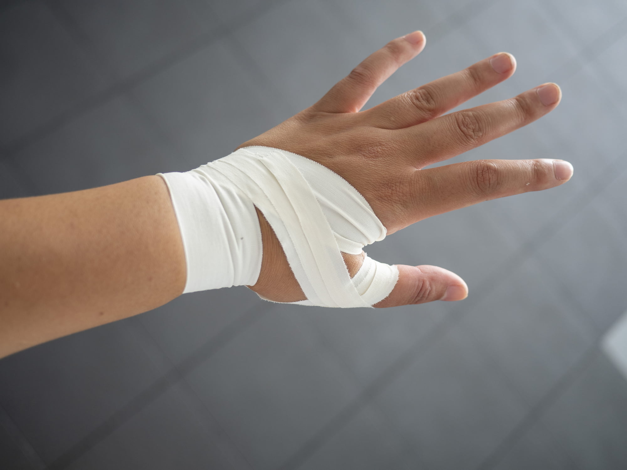 Cohesive Tape vs Athletic Tape: 5 Important Differences • DynaPro Health  Inc.